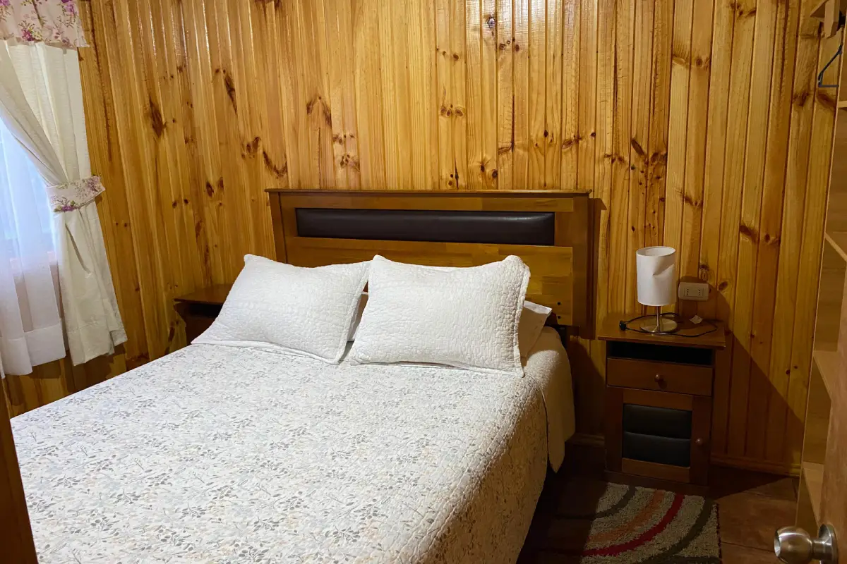 Dormitorio confortable con camas y calefacción