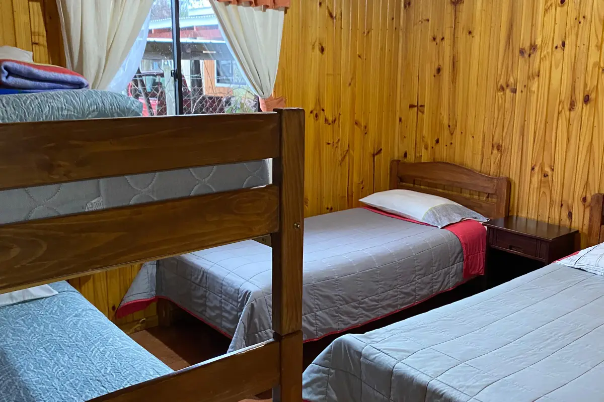 Dormitorio infantil en cabaña familiar