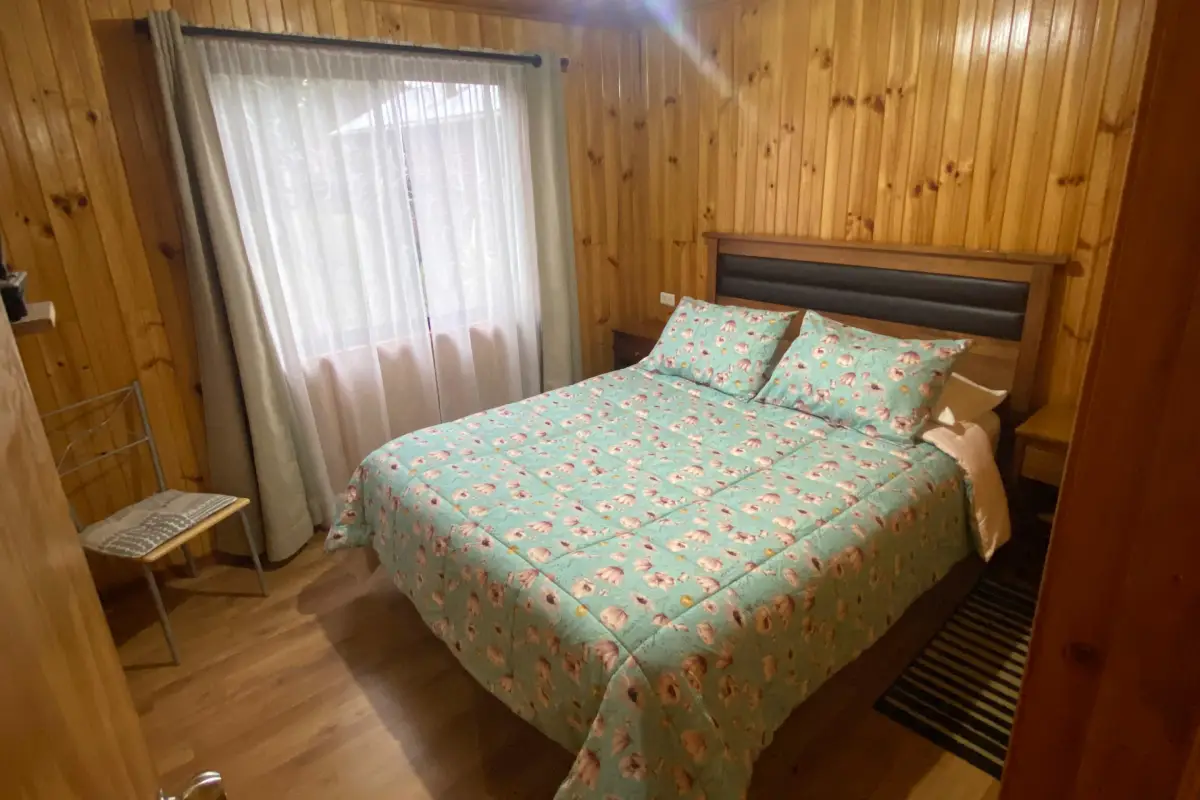 Dormitorio principal matrimonial con cama doble