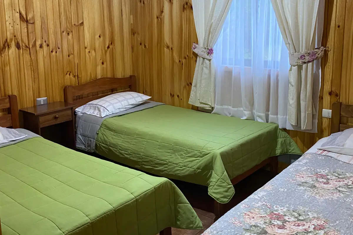 Dormitorio amplio con vistas a la naturaleza